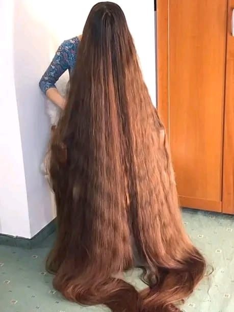 –She hasn’t cut her hairs for 20years, even though her husband begged her to. Then, one day, she finally gave up and cut her hair! Better sit down before you see what this woman looks like today